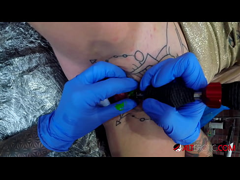 ❤️ Extremadamente tatuado hottie Sully Savage consiguió un tatuaje en su clítoris ❤️ Video de porno en es.muitohentai.ru ❌️❤️❤️❤️❤️❤️❤️❤️
